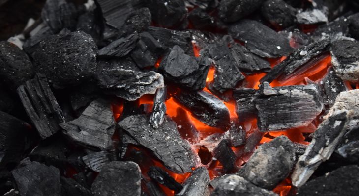 Průmysl i ekologické organizace požadují zákaz prodeje uhelných kotlů. Proti jsou těžaři a ODS
